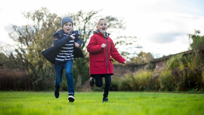 Plant yn chwarae yng Ngardd y Gedrwydden yn Nhŷ Tredegar, Casnewydd, Cymru